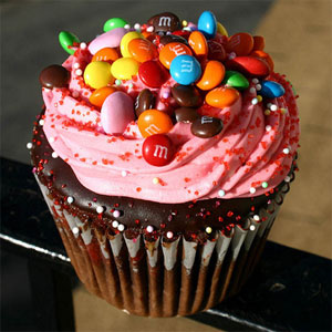 Cupcake de brigadeiro com M&M’s Cupcake de brigadeiro com M&M’s