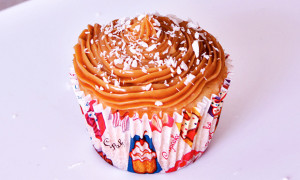 Cupcake de coco e doce de leite Cupcake de coco e doce de leite